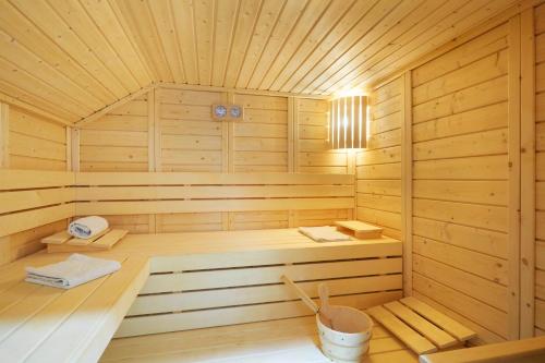 uma sauna de madeira com um banco no meio em Jardin de Villiers em Paris