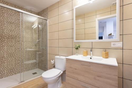 ein Bad mit einem WC, einer Dusche und einem Waschbecken in der Unterkunft Finca Villa Huerta in Icod de los Vinos