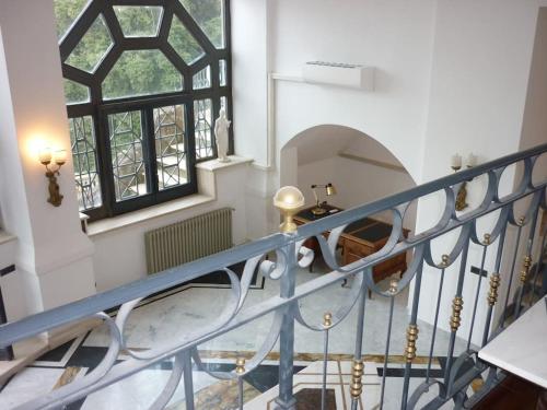 uma escada com um corrimão azul e uma janela em Villa Castel Gandolfo panorama romantico em Castel Gandolfo