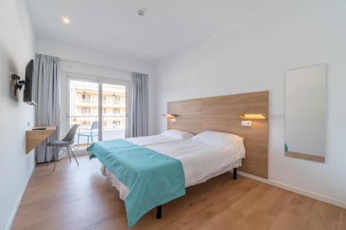 Ένα ή περισσότερα κρεβάτια σε δωμάτιο στο Hostal Alzina