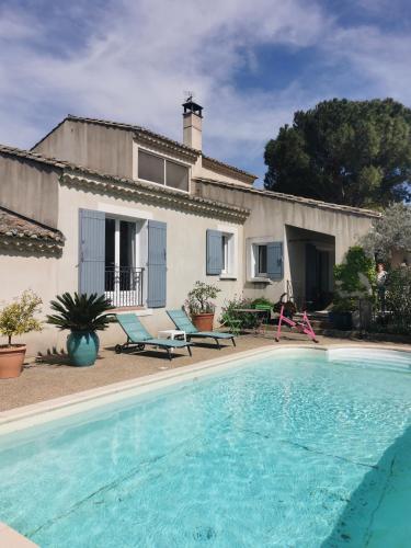 une villa avec piscine devant une maison dans l'établissement Chambre dans verdure Provençale, à Eyragues