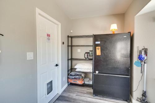 Cette petite chambre dispose d'un réfrigérateur et d'un lit. dans l'établissement Sunny Las Vegas Studio with Shared Pool and Backyard!, à Las Vegas
