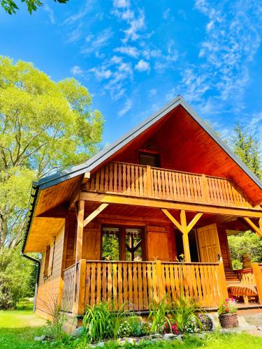 Cabaña de madera con porche y balcón en Domek Nida, en Polańczyk