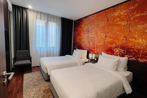 una camera d'albergo con due letti e una parete rossa di Wyndham Thanh Thuy Hot Spring MyHome a Phú Thọ
