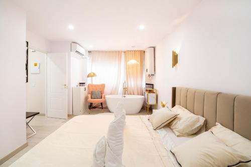 a room with a bath tub and a room with a room at Palangre Luxury Apartment in Torrevieja
