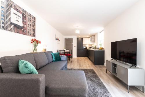Televisyen dan/atau pusat hiburan di Welcome - BUSINESS or PLEASURE! Southampton 'City Vibes' # Stylish Apartment with Outdoor Courtyard! 1-4 Guests BOOK YOUR CITY BREAK or PRE-CRUISE STAY! CLOSE TO MAYFLOWER THEATRE, UNIVERSITIES, CRUISE TERMINALS, HOSPITALS & SHOPS!