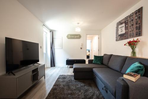 Televisyen dan/atau pusat hiburan di Welcome - BUSINESS or PLEASURE! Southampton 'City Vibes' # Stylish Apartment with Outdoor Courtyard! 1-4 Guests BOOK YOUR CITY BREAK or PRE-CRUISE STAY! CLOSE TO MAYFLOWER THEATRE, UNIVERSITIES, CRUISE TERMINALS, HOSPITALS & SHOPS!