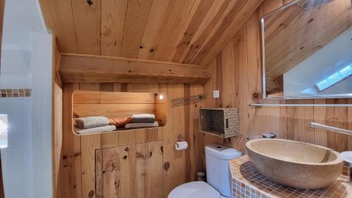 a bathroom with a bowl sink and a toilet at Entre ciel et mer dans la Citadelle in Calvi