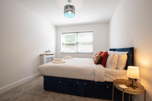 a bedroom with a large bed and a window at 欢迎 BUSINESS OR PLEASURE! NEW Southampton 'City Vibes' # Super Central & Stylish Apartment with Outdoor Space! for 1-4 Guests BOOK YOUR CITY BREAK or PRE-CRUISE STAY! CLOSE TO MAYFLOWER THEATRE, UNIVERSITIES, CRUISE TERMINALS, HOSPITALS & SHOPPING! in Southampton