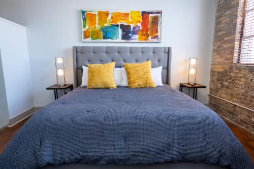 ein Schlafzimmer mit einem Bett mit gelben Kissen in der Unterkunft French Quarter Delight 9 in New Orleans