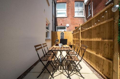 Gambar di galeri bagi Welcome - BUSINESS or PLEASURE! Southampton 'City Vibes' # Stylish Apartment with Outdoor Courtyard! 1-4 Guests BOOK YOUR CITY BREAK or PRE-CRUISE STAY! CLOSE TO MAYFLOWER THEATRE, UNIVERSITIES, CRUISE TERMINALS, HOSPITALS & SHOPS! di Southampton
