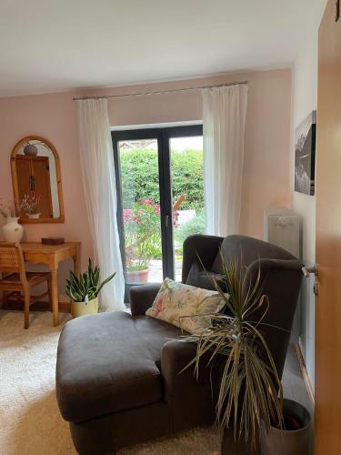 a living room with a couch and a window at Engelsherz in Mittenwald