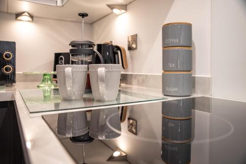 Dapur atau dapur kecil di Welcome - BUSINESS or PLEASURE! Southampton 'City Vibes' # Stylish Apartment with Outdoor Courtyard! 1-4 Guests BOOK YOUR CITY BREAK or PRE-CRUISE STAY! CLOSE TO MAYFLOWER THEATRE, UNIVERSITIES, CRUISE TERMINALS, HOSPITALS & SHOPS!