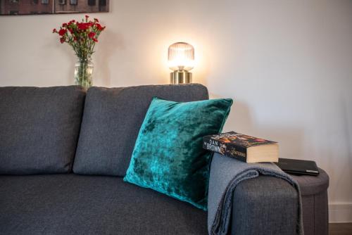 Ruang duduk di Welcome - BUSINESS or PLEASURE! Southampton 'City Vibes' # Stylish Apartment with Outdoor Courtyard! 1-4 Guests BOOK YOUR CITY BREAK or PRE-CRUISE STAY! CLOSE TO MAYFLOWER THEATRE, UNIVERSITIES, CRUISE TERMINALS, HOSPITALS & SHOPS!