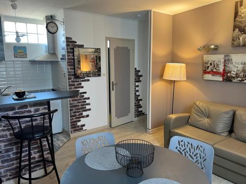 a living room with a couch and a table at Appartement 100 m de la plage in Saint-Palais-sur-Mer