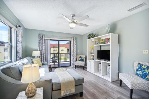 Cama o camas de una habitación en Cocoa Beach Vacation Rental - Walk to Pier!