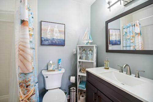 Un baño de Cocoa Beach Vacation Rental - Walk to Pier!