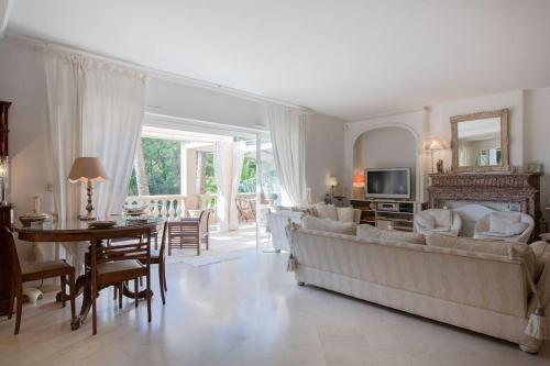 a living room with a couch and a table at Villa spa hamman sauna Piscine 9 chambres in Juan-les-Pins