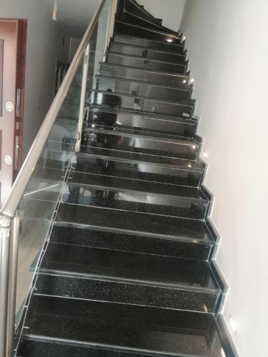 un conjunto de escaleras en un edificio en Chez Zina, en Gabès