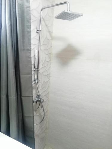 eine Dusche mit Glastür im Bad in der Unterkunft Chez Zina in Tacape