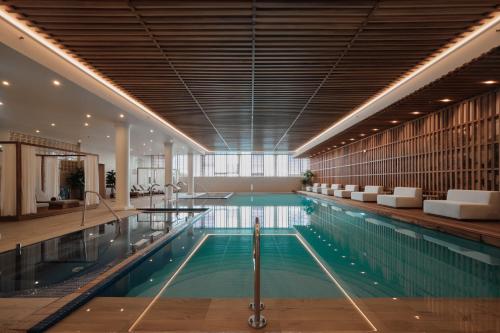 - une piscine dans un bâtiment doté d'un grand plafond dans l'établissement Praia D'El Rey Marriott Golf & Beach Resort, à Casal da Lagoa Seca