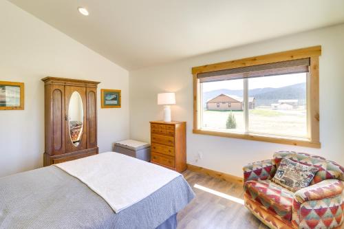 - une chambre avec un lit, une chaise et une fenêtre dans l'établissement Elmo Vacation Rental with Mountain and Lake Views!, à Elmo