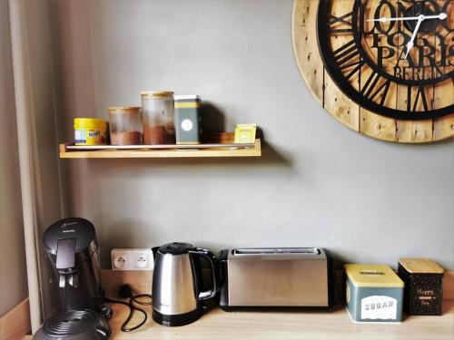 encimera de cocina con cafetera y tostadora en Mademoiselle de Champmeslé, en Rouen