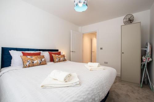 Katil atau katil-katil dalam bilik di Welcome - BUSINESS or PLEASURE! Southampton 'City Vibes' # Stylish Apartment with Outdoor Courtyard! 1-4 Guests BOOK YOUR CITY BREAK or PRE-CRUISE STAY! CLOSE TO MAYFLOWER THEATRE, UNIVERSITIES, CRUISE TERMINALS, HOSPITALS & SHOPS!