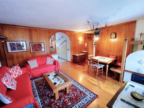 圣维托-迪卡多雷Casa Amabile的客厅里有一张红色的沙发和一张桌子