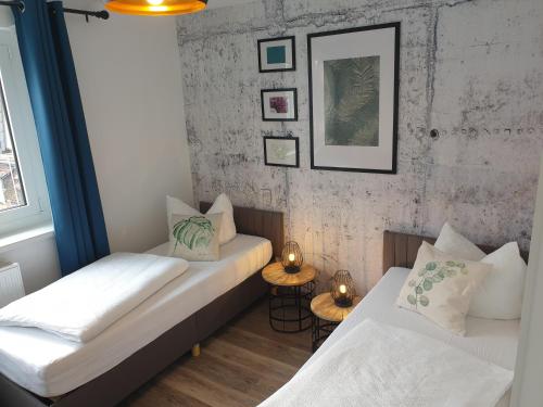 2 łóżka w małym pokoju z 2 świecami w obiekcie Altstadt Residenz w mieście Fulda