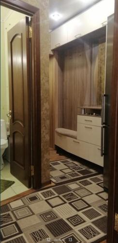 ein Bad mit einem WC, einem Waschbecken und einer Tür in der Unterkunft Квартира рядом с Вокзалом in Dnipro