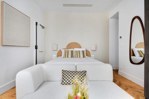 - une chambre avec un lit blanc et un canapé blanc dans l'établissement Wonderful studio - 2P - Opéra Garnier, à Paris