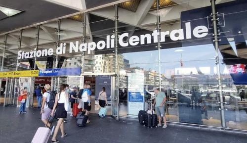eine Gruppe von Personen, die außerhalb eines Flughafens stehen in der Unterkunft Central Station B&B Naples in Neapel