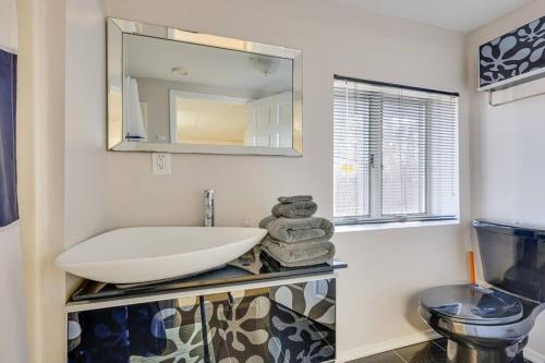 een badkamer met een wastafel en een spiegel bij Unique Roundhouse: Hot Tub-Game Room-FirePit&More! in Bushkill