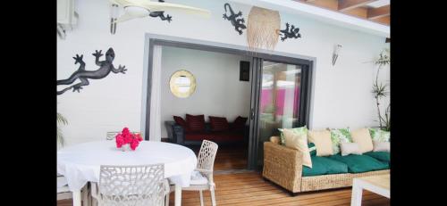 ein Wohnzimmer mit einem Tisch und einem Sofa in der Unterkunft Villa with pool close to the sea in Saint-Gilles-les-Bains