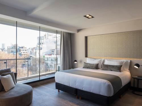 布宜諾斯艾利斯的住宿－Casa Joseph，一间卧室设有一张床和一个大窗户