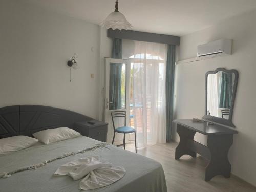 Ένα ή περισσότερα κρεβάτια σε δωμάτιο στο ÖZTUR OTEL YUMURTALIK
