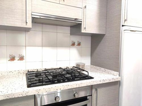 a kitchen with a stove top oven in a kitchen at Apartamento en duplex El Riuet in Oliva