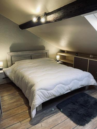 une chambre avec un grand lit blanc dans une pièce dans l'établissement appartement duplex a deux pas du port, à Cannes