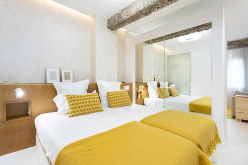 Postel nebo postele na pokoji v ubytování APARTAMENTOS PLAZA DEL CHARCO I