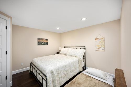1 dormitorio con 1 cama en una habitación en Country Cottage Basement Apartment en Hayden