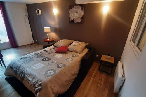 - une petite chambre avec un lit dans l'établissement Résidence de l'évèché 10, à Limoges