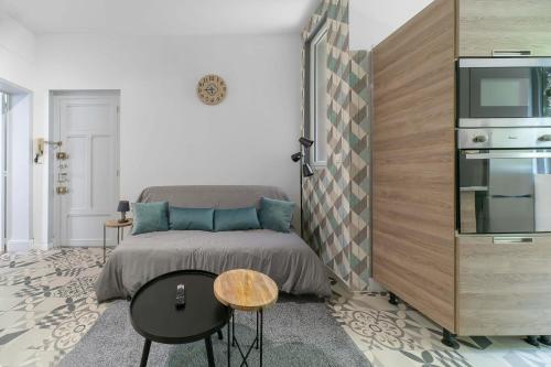 - une petite chambre avec un lit et une télévision dans l'établissement Le Gacon - Appartement centre ville, à Vichy