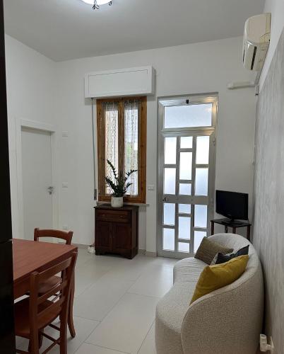 a living room with a couch and a table at All'altezza del mare in Fossacesia