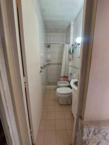 a small bathroom with a toilet and a sink at La casa de los abu in Maipú