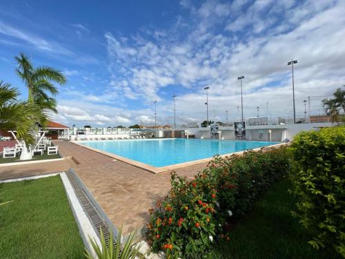 uma grande piscina num resort com em Decifer Sport Resort em Belas