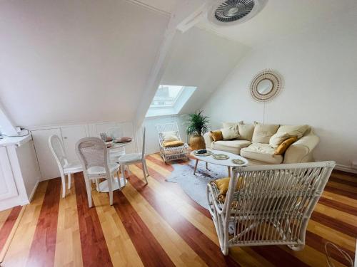 a living room with a couch and a table at Le St Pier, T3 en centre ville proche Gare in Vannes
