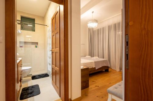 ein Bad mit einem Waschbecken, einem WC und einem Bett in der Unterkunft White Hill Villa in Masline