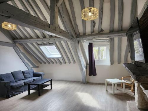 - un salon avec un canapé bleu et une table dans l'établissement Le Saint Julien - 5 chambres, spacieux et calme, à Rouen