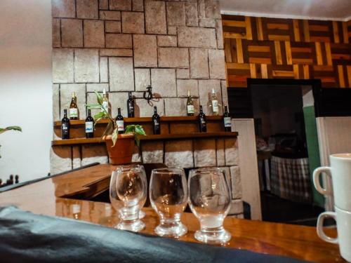 tres copas de vino vacías sentadas en una mesa en Condor en Mina Clavero